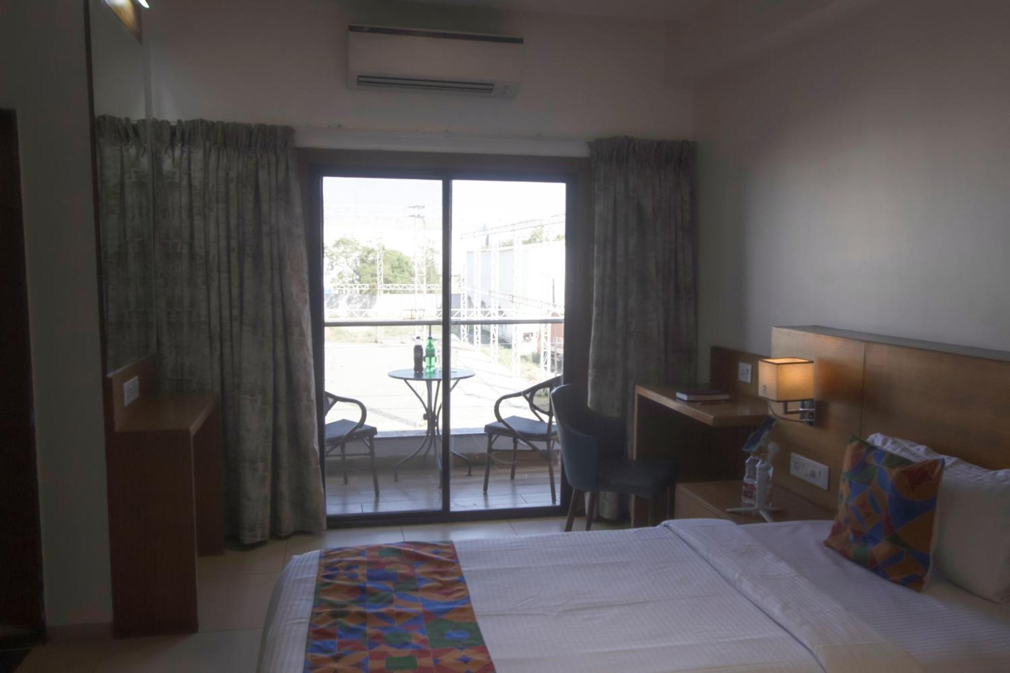 Monarch Express Chakan Hotel Екстериор снимка